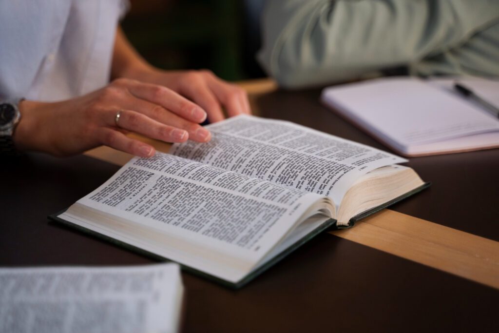 manos tocando una biblia